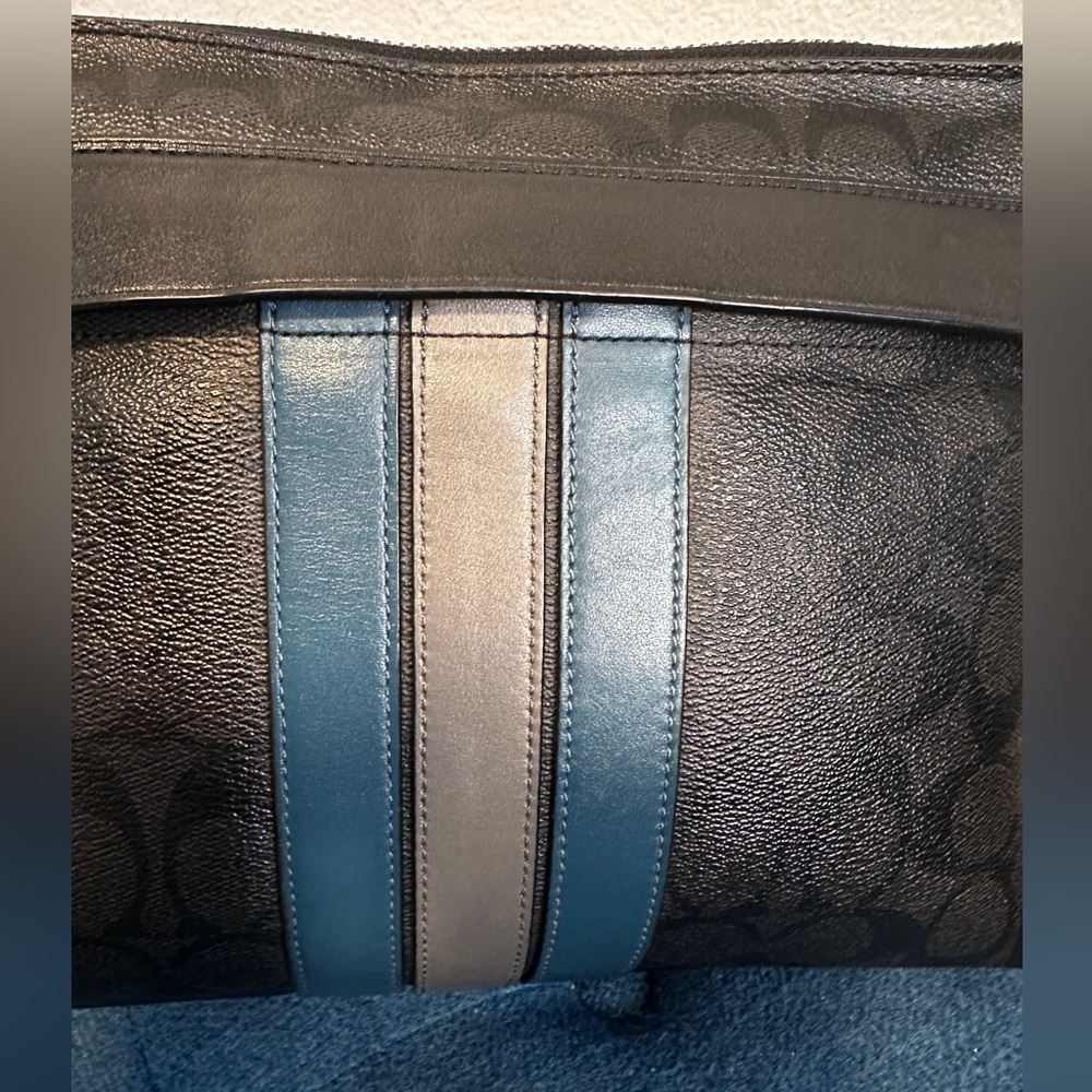 Coach clutch with gun metal hardware - Picture 3 of 10